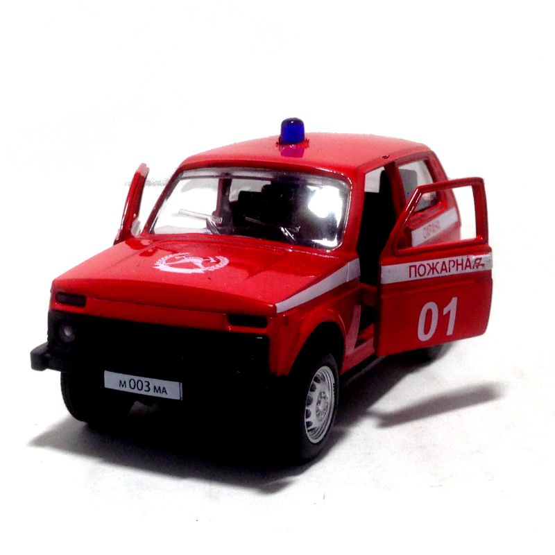 Машинка имеет красную окраску пожарной службы с белыми полосами на обоих сторонах машины, и цифры "01" на дверях. У машинки открываются две передние двери. igrushechnaya-mashinka-navi-pozharnaya-sluzhba-05.jpg