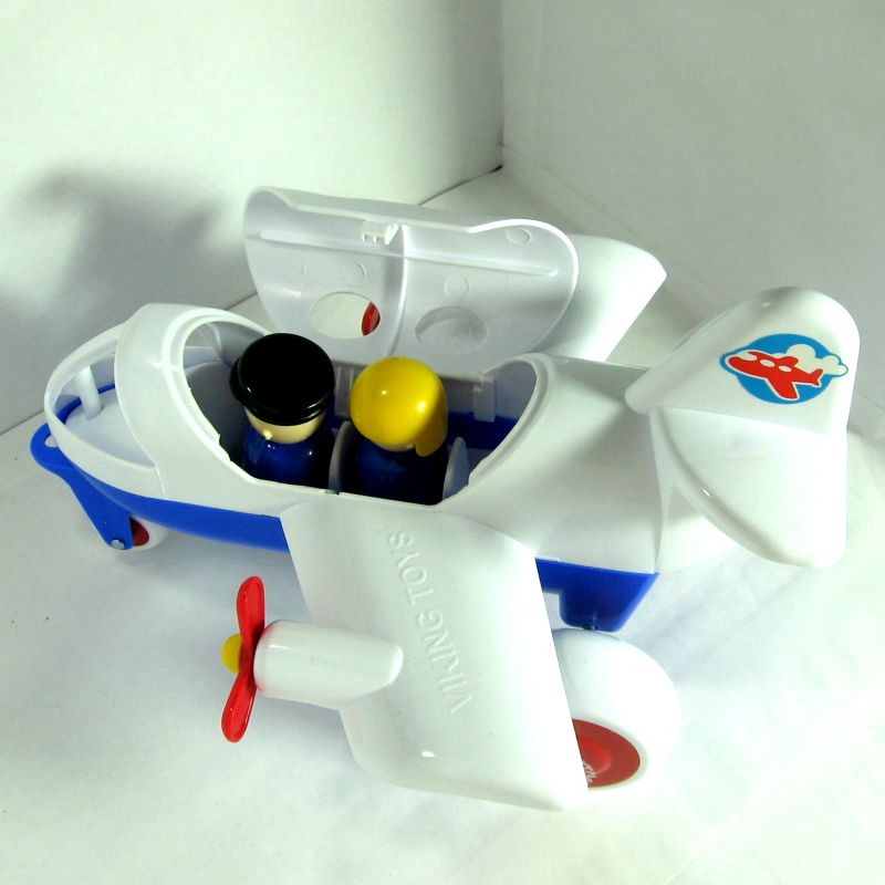 Игрушка самолет для малышей 26 см из пластика, с 2-ми фигурками и открывающейся крышей салона Игрушка самолет для малышей 26 см из пластика, с 2-ми фигурками и открывающейся крышей салона