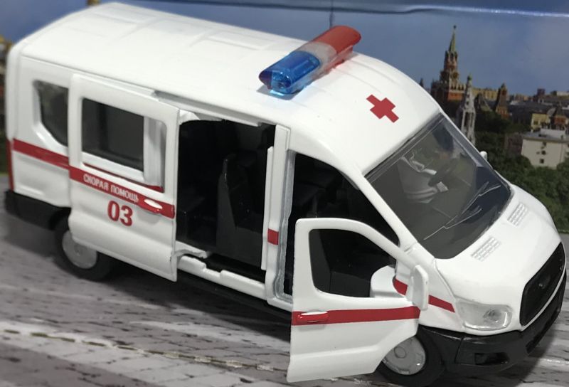 Так же у машинки Ford Transit скорая помощь открываются две передние двери и одна дверь на правом боку. igrushechnaya-mashina-skoroj-pomoshchi-ford-transit-04.jpg