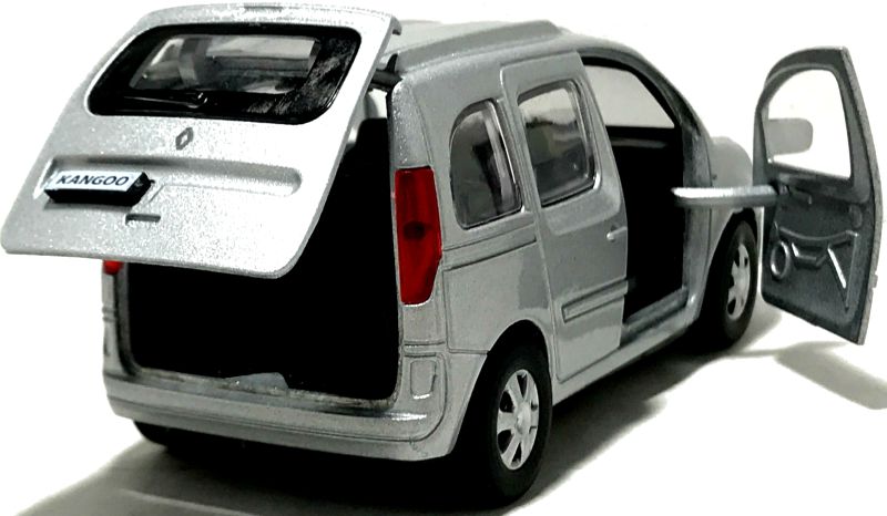 У машинки Renault Kangoo открываются 2 передние двери и задняя дверь багажника. igrushechnaya-mashinka-renault-06.jpg
