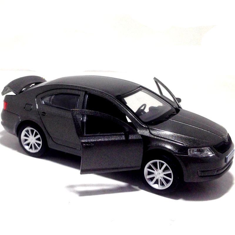 У машинки открываются две передние двери и багажник. igrushechnaya-mashinka-skoda-octavia-05.jpg