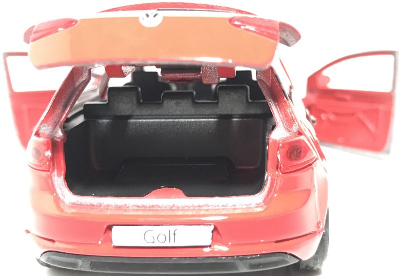 У машинки Volkswagen Golf открываются две передние двери и задняя дверь багажника, багажник очень просторный. igrushechnaya-sportivnaya-mashinka-volkswagen-golf-06.jpg