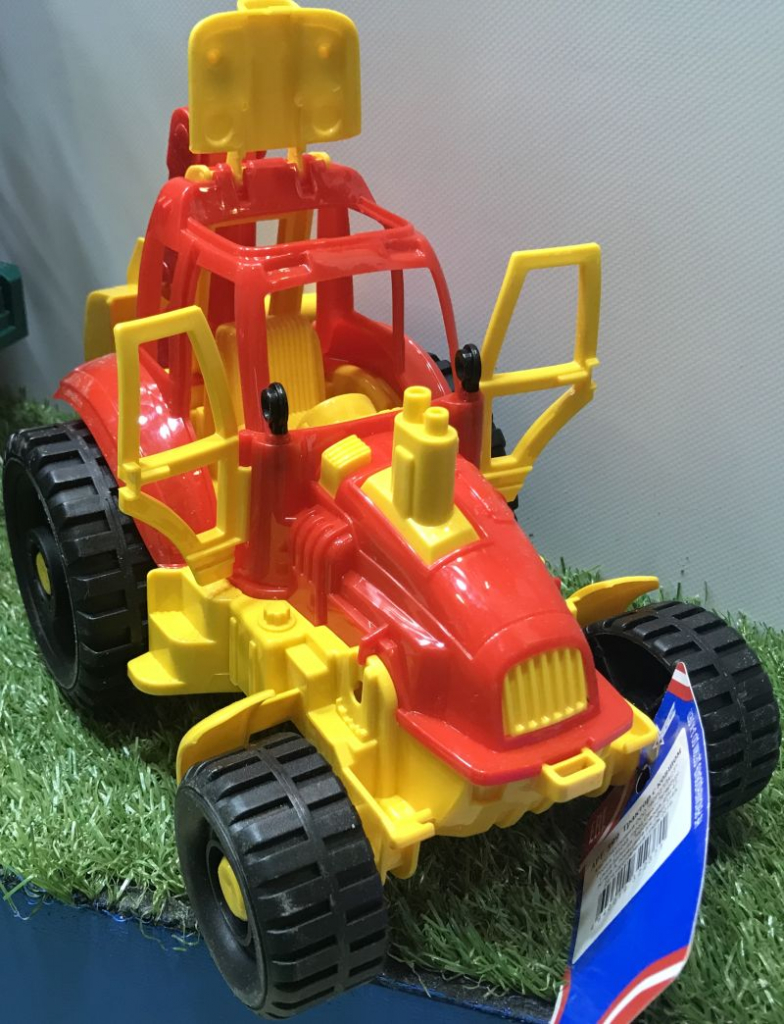 У трактора открываются двери, верхний люк и задняя рамка стекла. igrushechnyj-traktor-s-kovshom-03.jpg