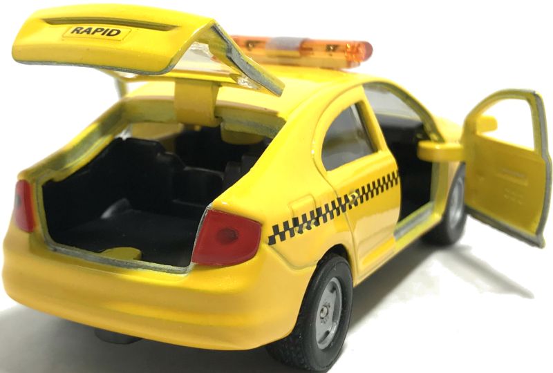 У игрушечной машинки Skoda Rapid Такси объёмный багажник в который можно положить различные предметы. igrushechnaya-mashinka-skoda-rapid-taksi-05.jpg