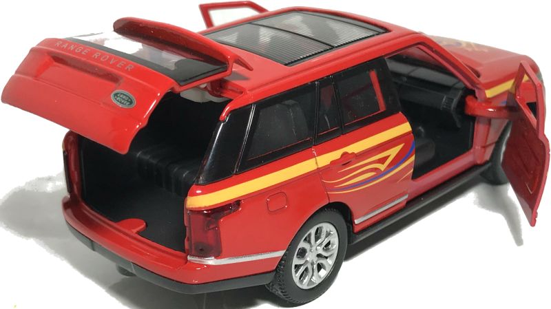 У машинки Range Rover Vogue открываются две передние двери и задняя дверь багажника, багажник очень просторный. igrushechnaya-sportivnaya-mashinka-range-rover-vogue-05.jpg