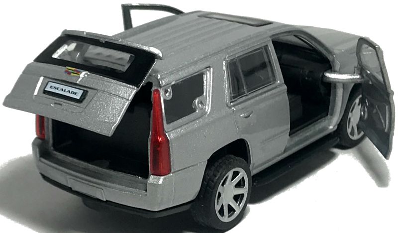 У машинки Cadillac Escalade открываются две передние двери и задняя дверь багажника. Внутрь него можно положить маленькие игрушечные вещи. igrushechnaya-mashinka-cadillac-escalade-05.jpg