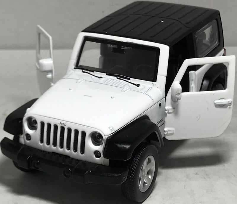У игрушечной машинки Jeep Wrangler открываются передние двери. igrushechnaya-mashinka-jeep-wrangler-04.jpg