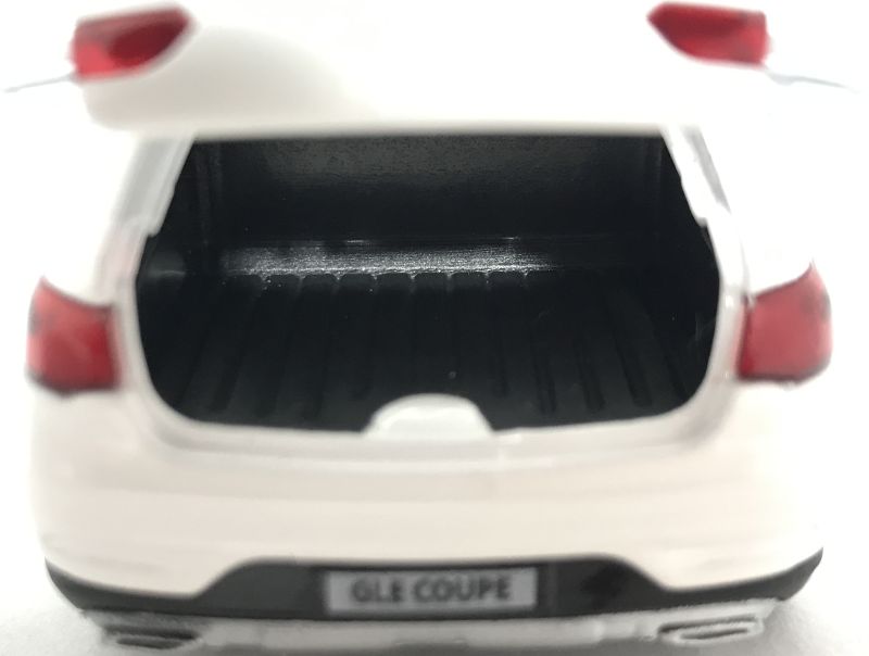 Машинка Mercedes-benz имеет просторное багажное отделение. igrushechnaya-mashinka-mercedes-benz-gle-coupe-06.jpg