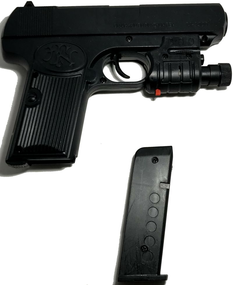 Обойма пистолета легко вставляется и вынимается. Пистолет стреляет 6 мм шариками. Пистолет имеет хорошую точность. Выстрел ослабленный - травмобезопасный. igrushechnyj-pnevmaticheskij-pistolet-s-lazernym-pricelom-03.jpg