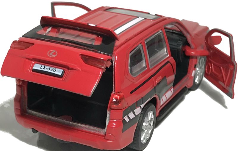 У машинки Lexus LX-570 открываются две передние двери и задняя дверь багажника, багажник очень просторный. igrushechnaya-sportivnaya-mashinka-lexus-lx-570-05.jpg