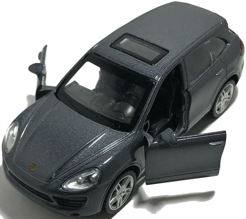 У машинки Porsche Cayenne открываются две передние двери. igrushechnaya-mashinka-porsche-cayenne-s-grafitovaya-04.jpg