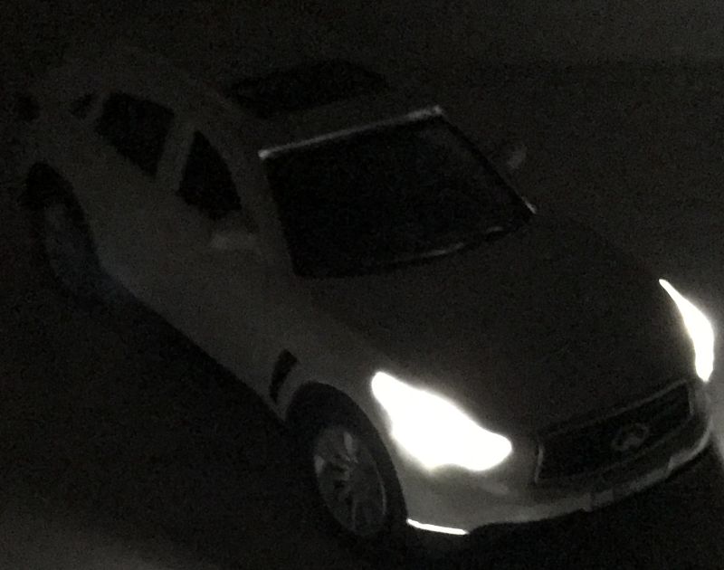 При нажатии на машинку Infiniti QX70 - загораются фары и начинает звучать двигатель. igrushechnaya-mashinka-infiniti-qx70-07.jpg