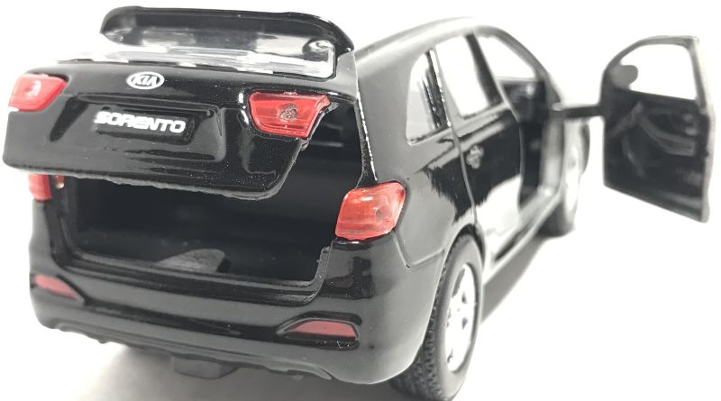 У машинки Kia Sorento открываются две передние двери а так же задняя дверь багажника. igrushechnaya-mashinka-kia-sorento-chyornaya-05.jpg