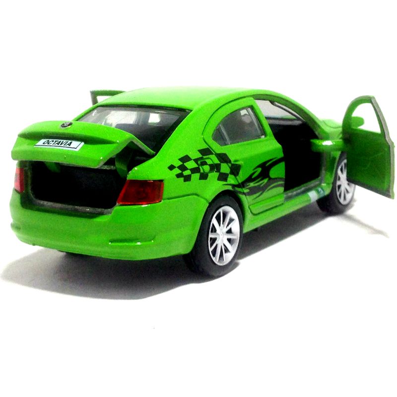 У машинки открываются две передние двери и багажник. igrushechnaya-mashinka-ralli-skoda-octavia-06.jpg