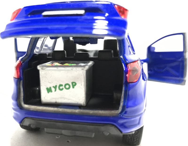 У игрушечной машинки Ford Kuga просторный багажник, в который можно положить миниатюрные вещи для перевозки. igrushechnaya-mashinka-ford-kuga-07.jpg