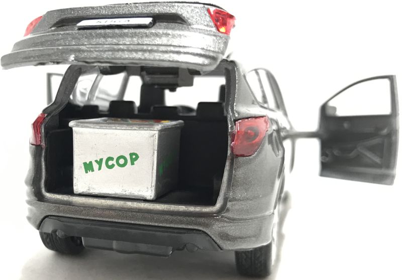 У игрушечной металлической машинки Ford Kuga просторный багажник, в который можно положить миниатюрные вещи для перевозки. igrushechnaya-mashinka-ford-kyga-metall-07.jpg
