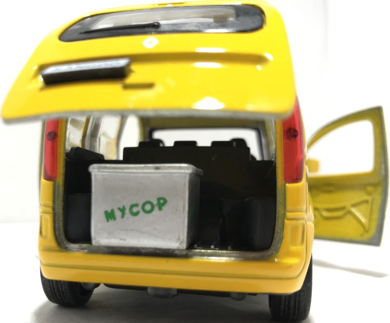 У игрушечной машинки Renault Kangoo такси просторный багажник, в который можно положить миниатюрные вещи для перевозки. igrushechnaya-mashinka-renault-taksi-07.jpg