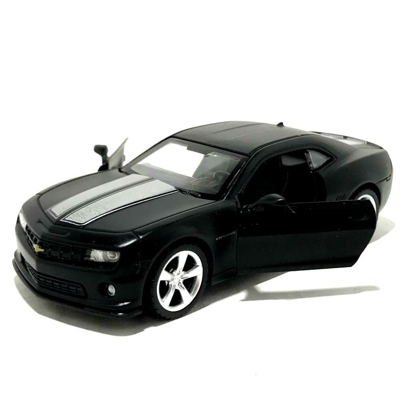 Ещё у машинки имеются две открывающиеся передние двери. igrushechnaya-model-chevrolet-camaro-05.jpg