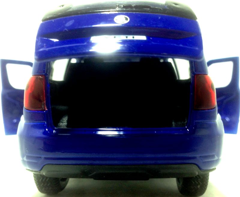 У игрушечной машинки Skoda Yeti просторный багажник. igrushechnaya-mashinka-skoda-yeti-07.jpg
