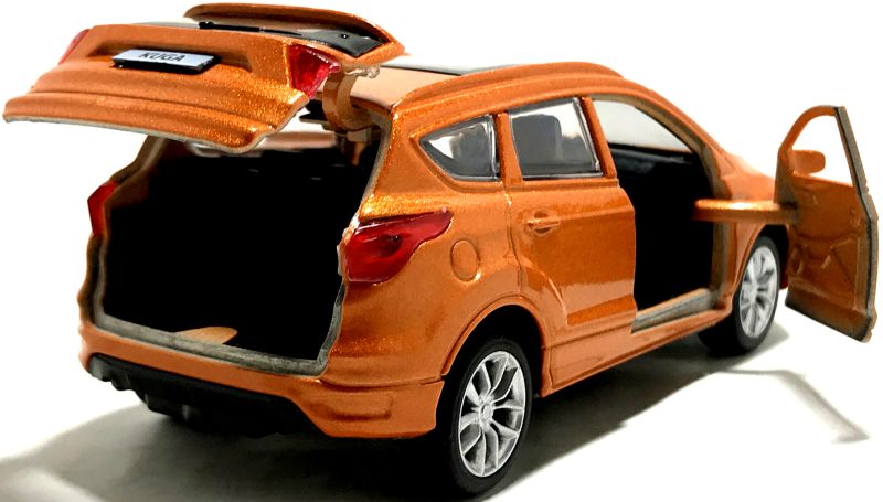 У игрушечной машинки Ford Kuga открываются две передние двери и багажник. detskaya-mashinka-ford-kuga-06.jpg