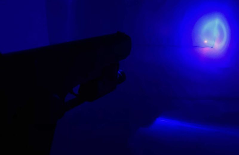 У пистолета имеется светодиодный фонарик и лазерный прицел. igrushechnyj-pnevmaticheskij-pistolet-kolt-s-lazernym-pricelom-04.jpg