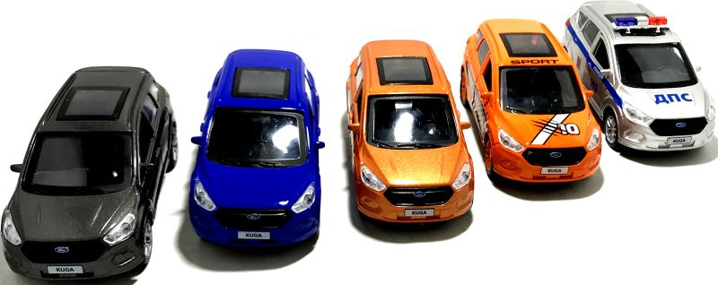 У нас на сайте вы можете купить машинку Ford Kuga полиция, так же вы можете приобрести Ford Kuga ралли, и остальные вариации цветов Ford Kuga серебристый и золотой, что бы ваш ребёнок мог разыгрывать с машинками различные игровые ситуации. Например, с помощью инерционного механизма устраивать гонки или погони по заснеженным дорогам города. У игрушечной машинки снимаются резиновые шины, что позволит разыграть дорожные ситуации. igrushechnaya-policejskaya-mashinka-ford-kuga-08.jpg
