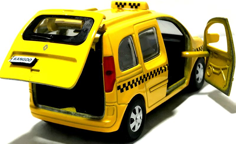 Открываются 2 передние двери и задняя дверь багажника. igrushechnaya-mashinka-renault-taksi-06.jpg