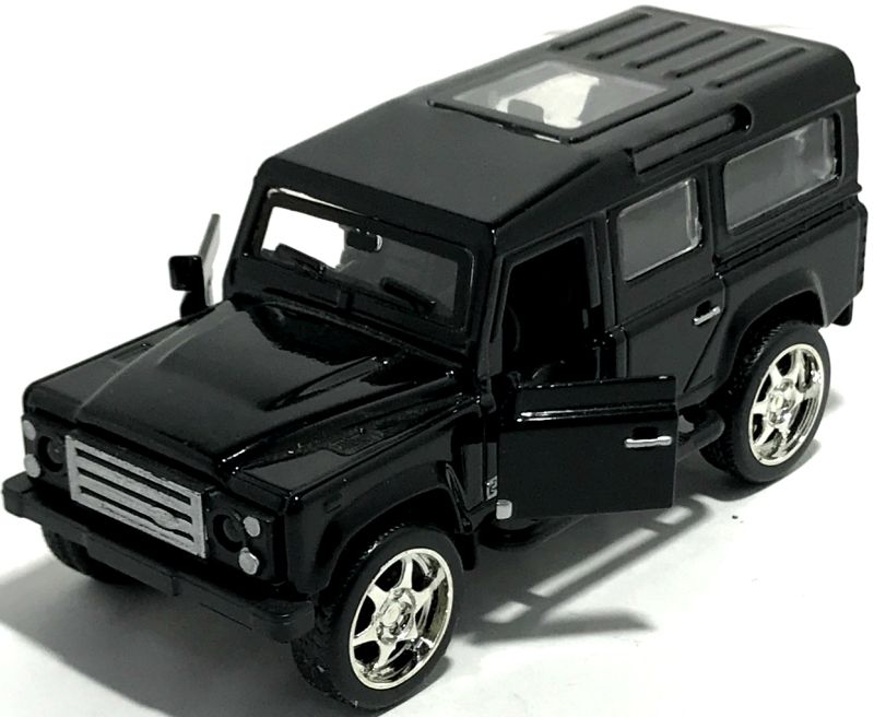 У игрушечного джипа Land Rover Defender открываются передние двери. igrushechnaya-mashinka-land-rover-defender-04.jpg