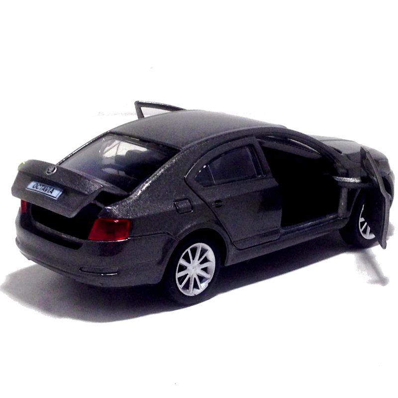У машинки открываются две передние двери и багажник. igrushechnaya-mashinka-skoda-octavia-06.jpg