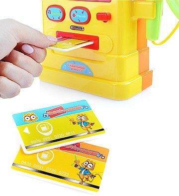 Так же в бензоколонке есть касса в которую можно вставлять топливные карты идущие в комплекте! igrushechnyj-nabor-mashina-s-avtozapravkoj-02.jpg