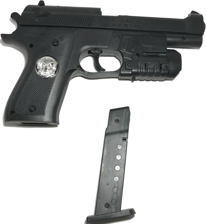 Обойма пистолета легко вставляется и вынимается. Пистолет стреляет 6 мм шариками. Пистолет имеет хорошую точность. Выстрел ослабленный - травмобезопасный. igrushka-pistolet-pnevmaticheskij-s-fonarikom-03.jpg