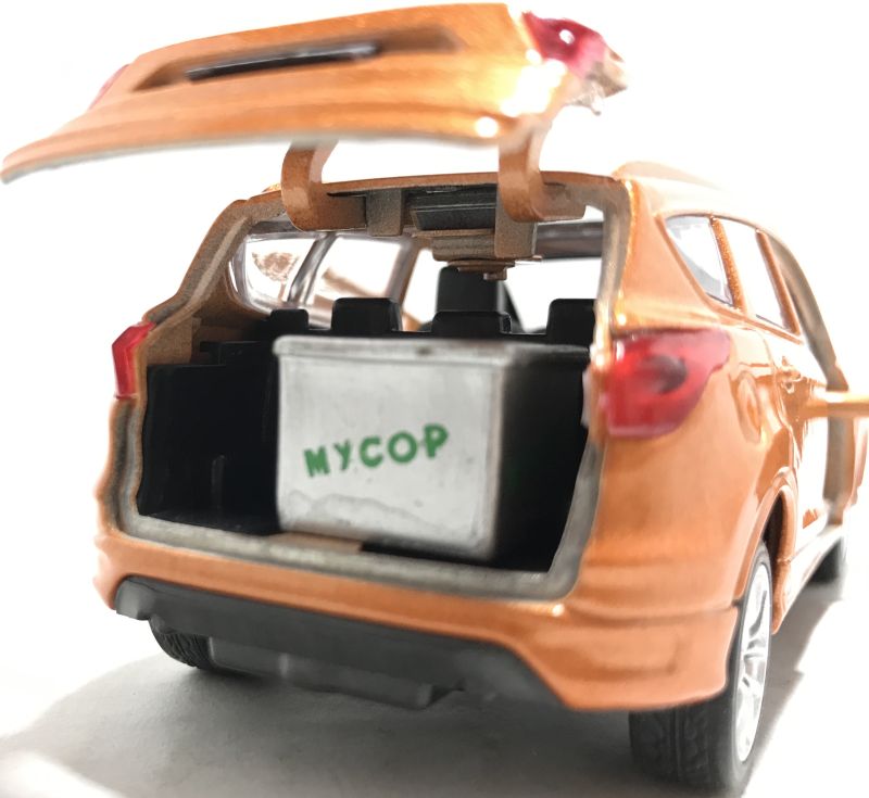 У игрушечной машинки Ford Kuga просторный багажник, в который можно положить миниатюрные вещи для перевозки. detskaya-mashinka-ford-kuga-07.jpg