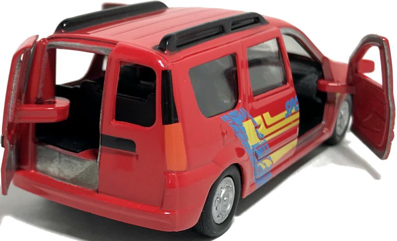 У машинки Lada Largus открываются две передние двери и задняя дверь багажника. igrushechnaya-sportivnaya-mashinka-lada-largus-05.jpg